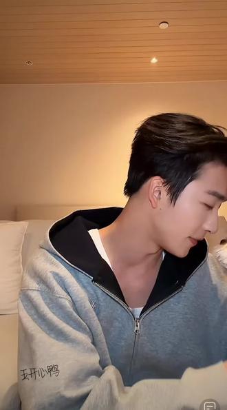 姚老师直播甜度超标!抱着狗狗剧本贴贴,说“臭臭的但好安心”,还调皮咬耳朵惹得剧本呜呜呜的叫,这双向奔赴的可爱互动,看完只想反复循环~#姚冠宇#姚冠宇直播撒娇名场面 #被姚冠宇宠狗萌化了 #狗狗剧本汪汪叫@姚冠宇