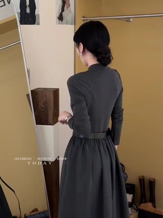 【设计感V领连衣裙女2025#早秋新款 韩系穿搭:/ 长袖收腰褶皱中长款裙子】#我的ootd穿搭 #温柔风穿搭 #穿出高级感 #穿搭分享每一天