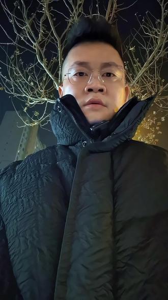 300万页文件炸穿美国!政商名流全被扒,华人怒了!
#爱波斯坦案文件公开 #美国腐败真相 #全球热点追踪 #正义不会缺席