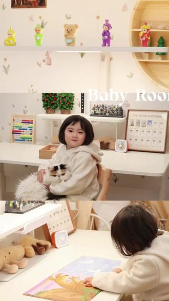 新年礼物提前送达🎁宝宝第一台护眼灯
最近陪女儿读绘本时,总发现她频频揉眼睛,赶紧咨询了眼科医生,医生建议有条件一定要给孩子安排一盏专业护眼灯。做了超多功课,最终决定把童视界瞳之光小路灯当作新年礼物送给她,这份守护真的超实在~
它的极简颜值真的长在我的审美上,小巧精致不占地儿,摆在宝宝的小书桌上特别和谐,和我精心布置的阅读角简直是绝配,颜值与实用双双在线!
采用普瑞原厂灯珠,给孩子补充营养红光,现在孩子揉眼次数明显少了,再加上金黄护眼光,暖融融的光线特别柔和,不刺眼也不晃眼,洒在绘本页面上,每一个字迹都清晰明朗,宝宝看书更轻松。
平时陪娃共读,开灯后整个学习区都能被均匀照亮,上下双光源的设计特别贴心,完全不会产生手影。不管是宝宝自己翻绘本、涂涂画画,都不会被黑影遮挡视线,看得清清楚楚超安心。而且单开这一盏灯,整个小房间就亮堂堂的,像藏了个小太阳一样温暖。
180度可旋转的灯头也超灵活,宝宝不管是坐在书桌前认真看书,还是窝在角落随性翻绘本,轻轻一转就能精准补光,怎么舒服怎么来,适配各种阅读姿势。
看着宝宝在专属小天地里安安静静待着,被温柔的金黄光紧紧包裹着认真读绘本,老母亲真的满心欣慰。既给娃打造了超爱的阅读角落,又能温柔守护她的珍贵小视力,这份实用又贴心的好物,真心推荐给各位宝妈们~
小路灯话题:#童视界#童视界小路灯#童视界Z1max#童视界桌面大路灯#给孩子的新年礼物