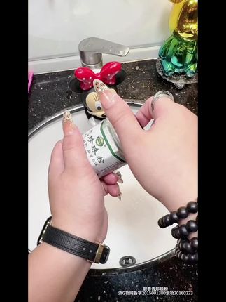 很多姐妹不知道珍珠粉的用法,它可以用来洗脸,取一小勺加洗面奶,洗完以后皮肤清爽又通透。坚持使用你会发现素颜也可以阳门哦,皮肤暗黄爱出油的姐妹一定要试试#珍珠粉 #纯珍珠粉