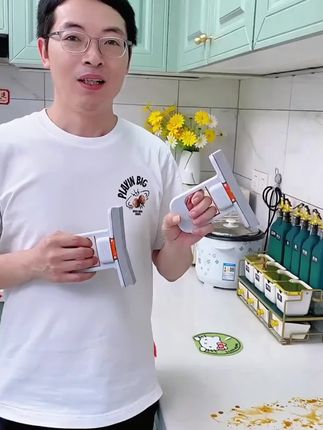 这个能代替抹布的迷你小拖把,小巧灵活用起来真的很方便,用它清理卫生不仅手不用沾水还不脏手。#迷你小拖把#清洁神器