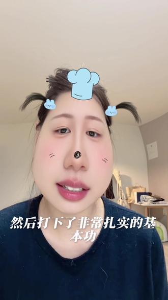 忆秦娥被推着走的命运难道不好吗? 从青娥她妈生出弟弟之后,如果没有没有跋山涉水的舅舅,她的命运就是被送人,然后一生被困在山里,结婚怀孕生子。
她小小的心灵诉求很简单,就是在熟悉的环境和熟悉的爹妈在一起,哪怕吃的不好,把自己也放成一只羊。
她父母摆在她面前的只有一条路,就是把她送人。
只是那个时候刚好舅舅来了,青娥被送人的那个选项还没来及的被爸妈摆在眼前,亲口说出来。
她不知道如果不去剧团吃商品粮自己就会被爹妈送走,所以她抗拒离开这个熟悉的家,抗拒被舅舅带走。
眼前的两条路,一条是永远留在大山,一条是走出大山,可是小小的她怎么会懂,她只是害怕,所以抗拒。
这是命运第一次的推背感,被舅舅推着走。
来到了城里,因为在村里的环境一直和羊打交道加上害怕,不怎么开口。
即使舅舅很厉害但是自己不开口是没有办法送进剧团的。
但是舅舅是通天代,带着青娥逆天改命。
舅舅打通评委的关系,让花老师教青娥,在上场的时候,青娥开口了,是她自己吼出来的,只要张口就行,毕竟舅舅做足了后方的工作。
这次依然是舅舅发力,把青娥推进剧团
但更重要的是青娥的第一次自救。
之后青娥在剧团里面经历一次次和最亲的人的离别,一次次的痛苦。
最好的朋友八一离开了,黑娃离开了,舅舅离开了,小白鞋离开了,花姨离开了。
但是她有一个性格特点就是倔强,即使她不知道为什么要学唱戏,为什么舅舅让自己坚持下去,但是她听舅的,答应了舅就一定要践行自己的承诺。
于是即使她在伙房,她也依然练功夫,被苟师看到了,然后就开启了三对一的大师教学模式,这是她用行动完成了自己的第二次自救。
这次命运的推背感是三位老艺术家的托举和自己的自救。
于是在别人跳舞的时候,她在练功,别人双休的时候,他在练功。
日复一日,年复一年,练就了一身扎实的功夫,而且是童子功。
有被舅舅被老师们推着走,也有自己实际行动的自救,否则别人在怎么托举自己不行动也不会有任何的成就和结果。
在唱戏这条路上一直都不是自己决定的,被推着走的,娥不喜欢,她在太小了,他的喜不喜欢不能相信,另外自己没有真正实践的喜欢与否也不能当真。
我相信在后来她一定会真正的热爱上唱戏,像自己的师傅,像花姨,那个时候再去问她是不是她自己想走的路,再给一次机会她要不要和舅舅一块出来,和三位师傅们学习唱戏,我相信把决定权交给她的时候,她会说:她想。#忆秦娥 #刘浩存