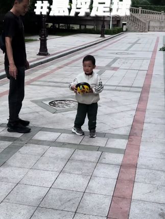 这悬浮足球不出门就能玩的足球,带灯光声音,孩子很喜欢,亲子游戏好帮手#亲子互动 #儿童玩具 #带娃好物 #悬浮足球 #爸爸带娃系列