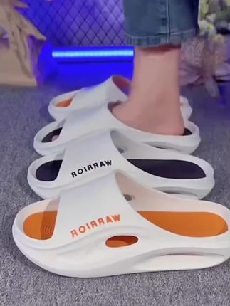 兄弟们,这拖鞋真的绝了,上脚软乎乎的,而且特别耐穿,它是一整块做出来的,不用担心穿几天就开胶断底,鞋底又防滑又耐磨,在卫生间这种容易打滑的地方走也稳当,不管是出门倒个垃圾,还是在家走来走去,穿着都很合适。最香的是价格,性价比超高,闭眼入都不亏。#好鞋推荐 #男士凉拖鞋外穿 #男士凉拖鞋#视频同款#好物推荐