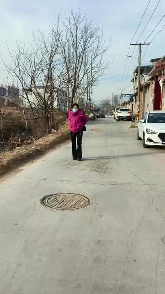 🎉小院午后有多治愈?俩姐妹围坐木桌唠嗑啦~🍊水果零食摆一桌,阳光洒肩头暖呼呼✨这样的慢生活谁不爱?