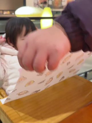 过年带娃回老家,出去聚餐,一定要提前备上这个一次性餐垫,干净又卫生。#一次性餐垫 #带娃好物 #带娃出行必备 #母婴好物 #带娃出门