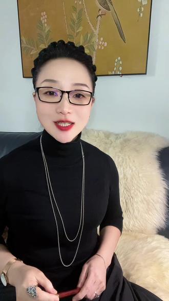 骆宾王参加了李敬业,讨伐武则天的扬州起兵,并写下了天下第一檄文《讨武曌檄》,其中"一抔之土未干,六尺之孤安在?"一句,被武则天赞不绝口!骆宾王兵败后下落不明。 纵使历史尘烟漫漶往事,真相我们已无法确知,但无论是七岁成诗的神童,还是六十《咏蝉》老翁!无论是一篇檄文号令天下匡复社稷的李唐忠臣,还是兵败垂成漂泊江湖的隐遁行者,骆宾王所留下的,都是一段气震山河、激荡古今、不负岁月的传奇人生!#知识分享 #中国传统文化 #骆宾王 #讨武曌檄