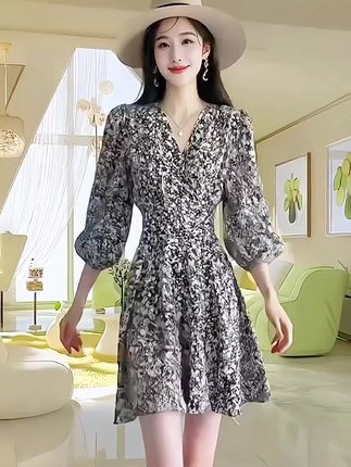 2025年新款早秋法式赫本优雅风女士碎花长袖V领百褶连衣裙小个子#大码连衣裙 #大码女装 #高级感穿搭