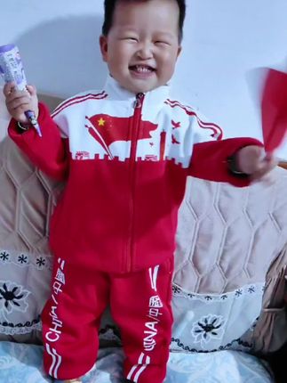 小朋友也知道美,姑姑给宝安排的这款国庆节穿的套装,宝宝很是喜欢,穿上舒适又好看#人类幼崽 #萌娃穿搭 #高品质童装 #母婴好物#儿童套装