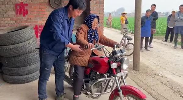 老奶学摩托 #搞笑 #老奶奶 #学摩托 ##2025AI年终大赏 #AI创作浪潮计划