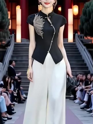 #新中式国风套装 #高级设计感 #复古盘扣#刺绣 #阔腿裤 ,姐妹们,都来瞧瞧这套新中式国风套装!它把传统中式元素,中式国风套装