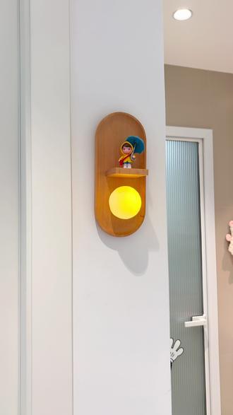 10💰DIY原木壁灯!有手就会,附教程‼️ 没想到16就可以拥有超有氛围感的壁灯!也可做盲盒展示架,像我这样的手残党都能搞定的东西,赶紧行动起来吧!
1材料:一个椭圆形的托盘,一个小月球灯,吸铁石,一个方形托盘,还需要免钉胶或502水。
2.步骤:
(一)将方形托盘粘到椭圆托盘上面,位置选好再粘哦。
(二)将吸铁石粘到月球灯的四个角,这里有个小建议,有的宝宝把4个吸铁石粘托盘上,4个吸铁石粘月球灯上,要是位置没放好,后期是对不齐的。所以我是直接一对儿吸铁石吸好,先粘到灯上,把四对儿都这样粘好,固定住之后,再把吸铁石抹点502往托盘上粘。等胶水全部干透,拿起月球灯的时候,吸住的吸铁石没有胶水劲大,所以,一拿就分开了,这样可以保证吸铁石绝对是对齐的。#diy #手工diy #手工 #壁灯 #DIY