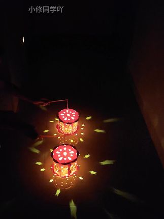 中秋就要来了,给孩子安排这种中秋投影花灯,也太漂亮了!寓意中秋团圆,特别好看!孩子自己动手做,体验感满满,既好看又好玩,还能锻炼孩子手工能力!#中秋节手工灯笼 #中秋节灯笼 #自己玩的不亦乐乎 #中秋灯笼