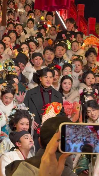 在河头老街偶遇了孙艺洲在拍宣传片!是真的很帅!虽然我没看过爱情公寓但也完全认可他的颜值!
#河头老街 #偶遇明星 #人山人海太热闹了