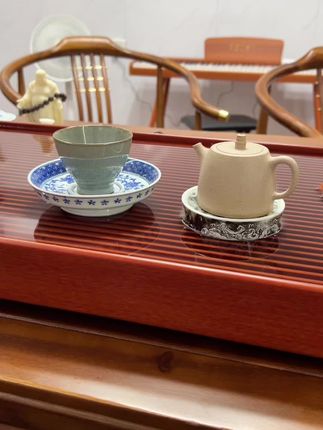 电木茶盘晚上不喝茶的时候就可以这样泡养着 上面要放茶具就没过中间那个最高点就可以#茶生活 #上热搜 #每日一茶 #茶盘 #电木茶盘