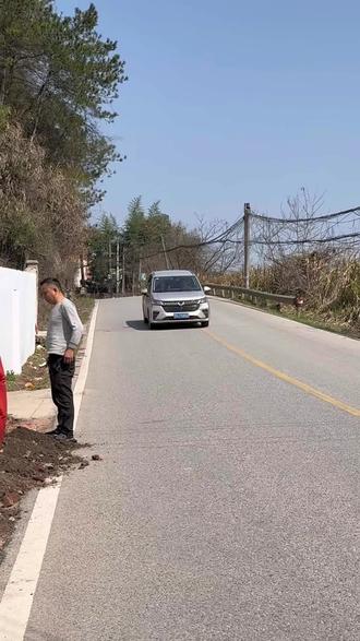 Vlog|我们在窑房种了50棵泡桐树!🌳
为了改善“窑舍”的环境
我们一起在宿舍门口种下了50棵泡桐树
等它们长大后既可以遮阳也可以吸收一部分噪音
期待树苗们发芽开花的样子🌱
欢迎大家来👏
#景德镇 #窑房 #陶艺 #陶瓷 #记录生活