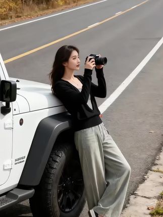 婉婉刚拆开包裹就被这件大码打底衫惊艳到——撞色假两件设计太独特,长袖的纹路细腻又显瘦,最绝的是遮肚子效果,胖妹妹穿也完全不紧绷,春秋穿刚好的针织面料软乎乎的,透着随性的好看。  拎着单反、扛着画架就往外冲,想赶在秋光正好时拍点素材,没想到刚在湖边支起画架,就看到他朝这边走来。他笑着指了指她的上衣:“这撞色还挺特别,穿在身上显得人很精神,刚才远远看还以为是件设计感十足的小外套呢。”  婉婉低头拽了拽衣角,心里偷偷乐:刚拆的新衣服就被夸,果然没买错~ 这件遮肚子又显瘦的打底衫,配上湖边的秋景和突如其来的偶遇,让这个出门计划变得格外有趣,连画笔下的风景都好像多了几分甜意~  #大码女装推荐 #胖妹妹显瘦穿搭 #撞色假两件 #休闲穿搭更减龄 #秋季搭配