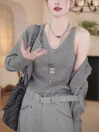 姐妹们快看,我挖到一件超级温柔的真两件套针织衫了!上身真的太仙气飘飘了吧!它是一件背心加上一个针织衫的小外套,这种叠穿的效果就很显层次感,而且特别适合秋天去穿,既有温度又有风度。我真的爱惨了这种慵懒又随性的感觉,随便搭个牛仔裤就能美美的出门了。
