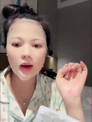 海葡萄补水保湿面膜,真的是太绝了!它里面主打的就是一个海葡萄提取物,还复配了8重玻尿酸,深层补水的同时还能长效锁水,让我们的皮肤啊一直保持在一个很水润的状态,皮肤容易干燥起皮,化妆爱卡粉浮粉的,就要用补水面膜!#补水面膜 #好皮肤养出来 #补水保湿 #超级好用 #轻松拥有好皮肤