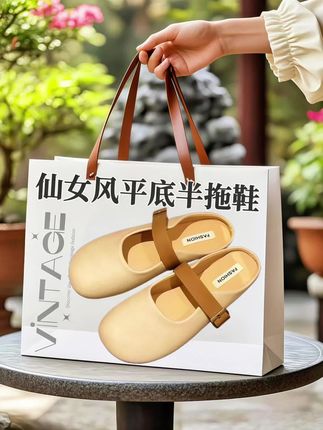 2025春夏新款勃肯风女鞋,用经典包头半拖设计诠释随性态度,轻松hold住通勤、逛街、约会等日常场景。, ,平底鞋型巧妙贴合脚部曲线,每一步都像踩在云朵上,自然舒适感贯穿整天。一脚蹬设计彻底告别系带烦恼,出门时秒速穿脱,完美适配忙碌的快节奏生活。, ,鞋面甄选质感面料,细腻纹理越看越有味道,搭配简约包头造型,既保留了勃肯鞋特有的随性慵懒,又透着几分不费力的利落感。不管是配牛仔裤的率性、连衣裙的柔美,还是休闲裤的自在,都能无缝融合,悄悄为穿搭注入一抹松弛的高级感。, ,#穿出高级感 #软底软面穿上超舒服 #时尚美鞋 #夏季凉鞋#爆款美鞋