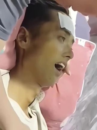 两人结婚多年了,育有一女,期间从来没有闹过矛盾吵过架生过气。如今丈夫病危,剩余的时日不多了。贤惠的妻子时刻守候着随时都有可能失去宝贵生命的丈夫忍不住泪流满面,懂事的女儿面对着岌岌可危的父亲也忍不住哭起来……瞬间让人心酸泪目,五味杂陈!