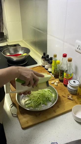 #上热门🔥 娃们爱吃的凉拌葫芦丝#在家研究美食 #味道好极了想吃的亲手做起来