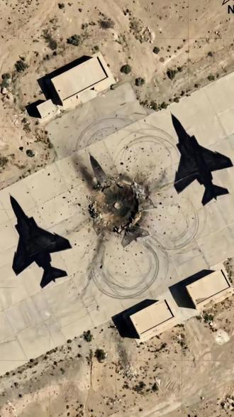 #伊朗 #伊朗vs美国 #这是个真实的事情 #地面彩绘 #美术生就业前景 伊朗手绘飞机,骗 500 万导弹,从美伊战争来看待美术生就业新方向——地面伪装彩绘师。