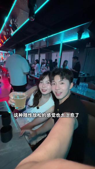 这还是我认识的小破街吗居然这么嗨!? 大学生的聚集地啊#小破街美食 #小破街酒馆 #大学生夜场 #郑州铁路职业技术学院 #工商学院 @DOU+小助手
