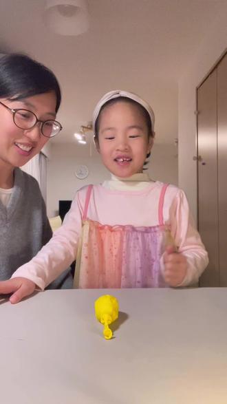 一砸就生气变大的河豚,还挺好玩的。但是爸爸妈妈们要注意安全哦,别让小朋友触摸碱面哦~#科学小实验 #手工玩具