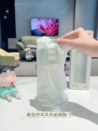 天气慢慢转凉了,赶紧给孩子安排上保温杯吧!不仅好看还好用啊!一键开盖的设计,打开就是这种吸管口,不怕孩子喝水被呛到,而且保温效果特别好,赶紧给孩子备上一个吧!#保温杯 #水杯 #高颜值 #大容量 #推荐推荐推荐推荐推荐