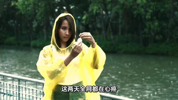 被拦着不让离开的男人心已经被伤透了,很疲惫,很无奈。 这两天全网都在心疼那个暴雨中拉宝马车的黄衣女子——她死死抓着车门把手,被拖行也不松手,车里的男人却一脚油门,头也不回。
评论区清一色共情女人:“爱得太傻了”“握不住的沙不如扬了它”“一定是被辜负了才这么不甘心”。
但换个角度想,可能恰恰相反。一个男人若不是被伤透了心,决不会在大雨天硬起心肠把曾经爱过的人甩在雨里;一个女人若不是早已透支了对方给过的所有好,也绝不会狼狈到用拦车来阻止一个人离开。真相很可能是:他曾倾尽所有对她好,而她习以为常、肆意挥霍,直到他终于攒够失望、决绝转身,她才慌了。她拦的不是车,是这几年唯一一个真心待她的人。
所以别急着说谁被抛弃。感情里最心酸的不是不爱了,是一个人用尽全力爱过之后安静离场,另一个人却在失去时才想起来要挽留。#黄色女人雨天拉宝马车门#受够伤想安静离开的男人 #拦车#黄色女人