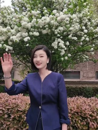 把整瓶鲜花 “锁” 进罐子里 看得见的真花瓣悬浮在果冻质地中,睡前挖一勺敷上脸,像把刚摘的鲜花贴在皮肤上,第二天醒来脸蛋透着被晨露滋润过的光泽,@冷漠De杨小漫 #漠小曼品牌 #好皮肤养出来 #国货护肤@DOU+小助手 @DOU+好生意