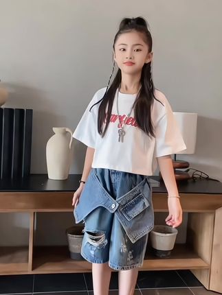 女童套装短款宽松短袖T恤美式个性设计感破洞牛仔裤五分裤两件套#女童套装 #夏季新款 #高品质童装 #中大童搭配 #爆款热卖中