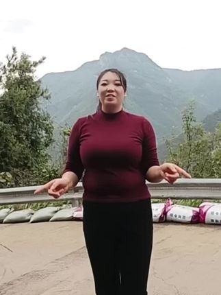 #创作灵感人不是年轻才快乐,而是快乐才年轻,每天给自己一个开心的理由,花开花落都开心,日出日落都快乐,好心态是快乐的资本,好身体是人生的银行,有今天的健康,才有明天的幸福,照顾好自己,才是最好的选择,愿我们每天都阳光灿烂,好运常伴,笑口常开!幸福无边,开心好运每一天🌹🌹🌹 #享受跳舞带来的乐趣 #