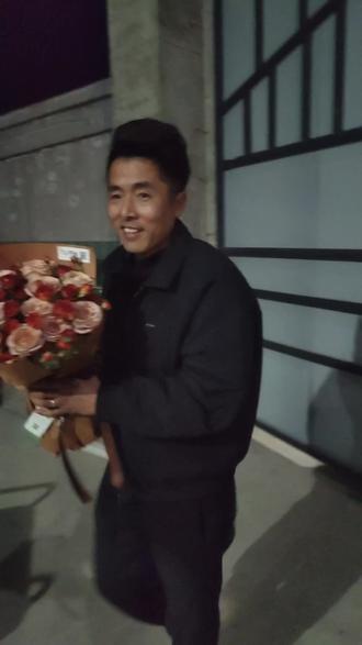 今天情人节,老爸是个木头,为了让他们的关系更甜密,于是我偷偷买了一束给爸爸,让爸爸给妈妈,看到他们这么幸福我也很开心!#情人节 #除夕 #幸福 #情人节礼物 #创作灵感