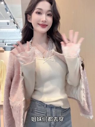姐妹们,这件蕾丝拼接打底衫也太好看了吧,纯欲又温柔!随意搭配外套牛仔裤都很好看,软软糯糯好亲肤,姐妹们一定要拥有一件#蕾丝打底衫#穿搭小心机#内搭外穿都好看