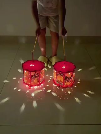 中秋佳节将至,可以给小朋友准备一个这样的灯笼,灯笼投影出来的画面真的太美了,只需将图案贴在灯笼上,用自带的灯泡点亮它,就能投影出各种漂亮的图案,氛围感瞬间拉满。