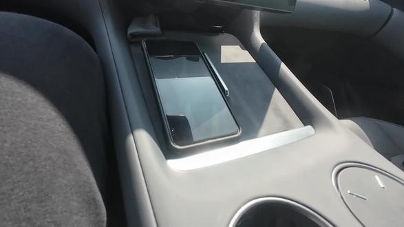 小米YU7无线充电面板出风口漏了点豆浆导致异响,今天去小米售后,他们帮我打开发现是豆浆有些结块卡在风扇周围,风扇运行就有异响产生,售后免费给清理了干净,由于我中午去的还包了顿工作餐,接待问我要不要免费洗车,但是洗车要等一个小时左右,所以就没洗了。另外分享一下,大疆 Action 可以在 YU7 后视镜位置加装一个支架,这样就可以固定啦。#小米汽车 #yu7