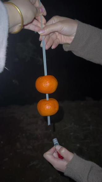 烟花乱星光
岁岁祈平安#橙子烟花 #仙女棒 #亲手制作