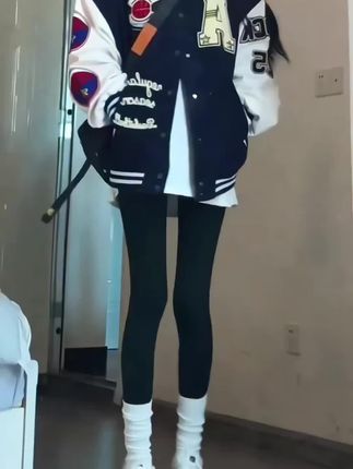 鲨鱼裤真的就是百搭神裤,搭配任何风格的上衣都绝绝子,上腿显瘦显高显腿长。谁穿谁好看#鲨鱼裤 #显瘦裤子#百搭神裤 #鲨鱼裤穿搭#秋冬新款
