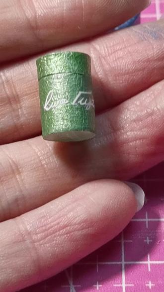 买不起就手搓︱微缩罐子教程 用做吊灯剩余的材料,搓一些娃屋的摆件。
看样子我可以开厨房布景了,茶具,瓶瓶罐罐都能自己搓了
#真实生活分享计划 #做手工我是认真的 #纯手工打造 #微缩食玩 #微缩场景