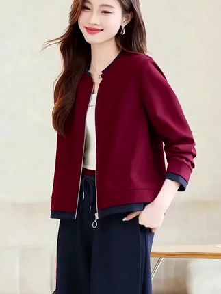 姐妹们快来试试这件早秋新款的棒球服外套吧!宽松显瘦的版型~穿上特别藏肉,开衫的设计~方便穿脱。面料也很不错~摸起来软绵绵的,贴身穿也超舒服。百搭单品~不管是搭配牛仔裤、半身裙还是短裤都很合适,喜欢的朋友千万不要错过了!#穿出高级感 #优雅气质 #休闲百搭 #减龄显瘦穿搭 #高级感穿搭