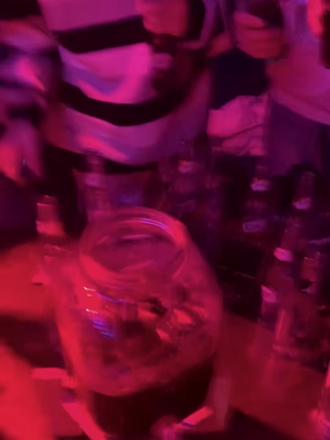 我们还能谈论几年的痴男怨女 在几个夜晚游荡饮酒踩几回高跟鞋走过商场马路 熬夜 购物 聚会 朋友 不必为他人承担任何责任不必困于婚姻或房车永远任性恣意 这样的享乐主义生活还能过几年呢 且玩且珍惜吧#朋友圈 #08 #天蝎座
