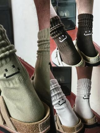 兄弟们 上新上新啦 刺绣笑脸长袜 男女同款情侣款 多色可选 适配你的各种穿搭 质感满满 不硌脚 兄弟们 闭眼入 包帅的 #潮袜推荐 #袜子穿搭 #ootd穿搭 #多巴胺穿搭 #宝藏店铺