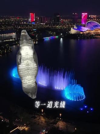 一条鳄鱼咬住了小象的尾巴,下一秒被象妈妈甩飞了! #不可思议#搞笑#南通#一张图证明你去过的地方