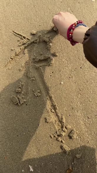 一尾相思鱼,游入吾心底🌊#祁煜 #祁煜生日快乐 #恋与深空 #海滩写字