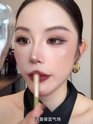 你涂口红怎么不打底?你傻呀?直接涂肯定不行呀,会卡唇纹不说,还显嘴黑。#口红推荐 #口红试色 #我被口红控制了 #平价口红 #神仙唇釉