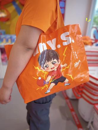 莎莎周边也太好看啦! 快来南京好想来江宁区新亭东路店!#孙颖莎周边 #周边 #向前冲鸭 #白象