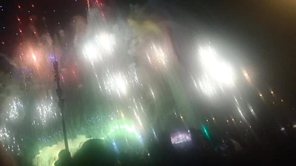 @范丞丞 @白鹿
元宵节快乐,希望你们一直走花路